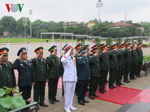 Party, State leaders pay tribute to President Ho Chi Minh - ảnh 2